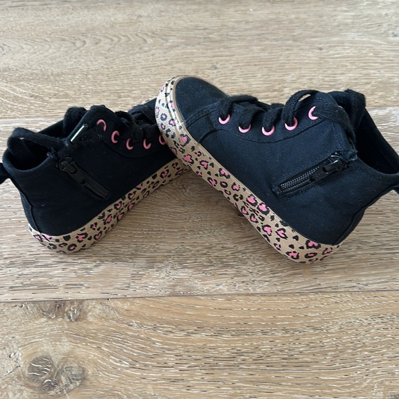 ***LIKE NEW*** toddler size 9 toddler black/leopard high tops - Picture 3 of 4